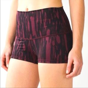 Lululemon Boogie Short Roll Down Full-On Luon Painted Animal Bordeaux